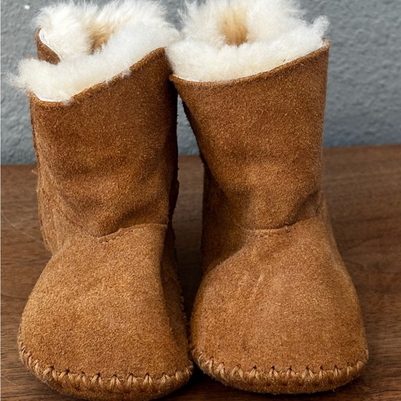 UGG Tan Baby Booties with Cream Lining Size 5 - Picture 9 of 11